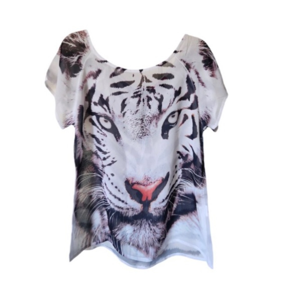Size says Medium but fits like a X-Small Envy Us top for women Light Weight